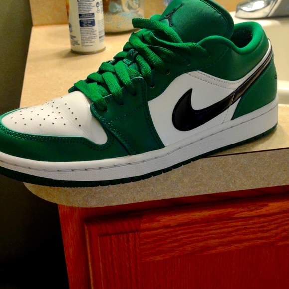 Jordan 1 Pine Green Lows - Picture 7 of 11